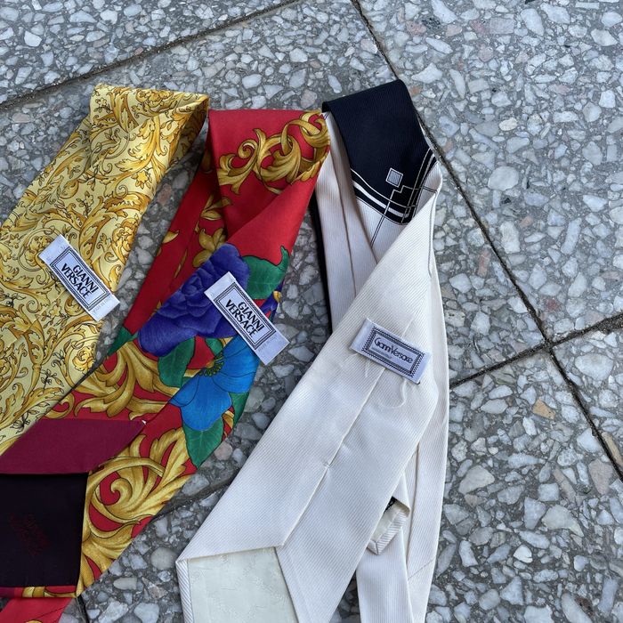 галстуки Gianni versace всі по 349