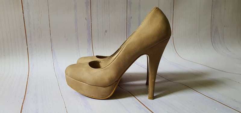 Beżowe szpilki      .
