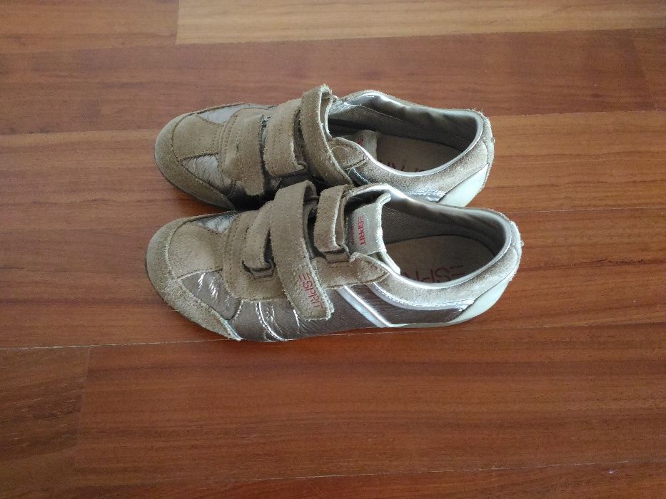 Sapatilhas em pele genuína de tamanho 36.