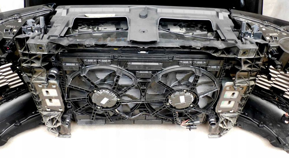 AUDI Q7 4M  Передня панель телевізор