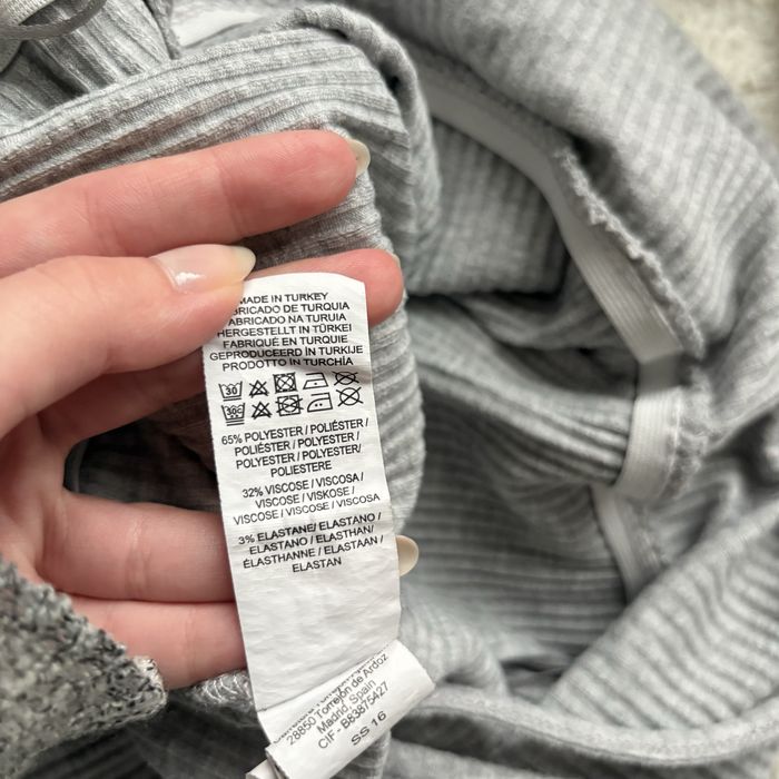 Seksowny wygodny materiałowy szary kombinezon na ramiączka