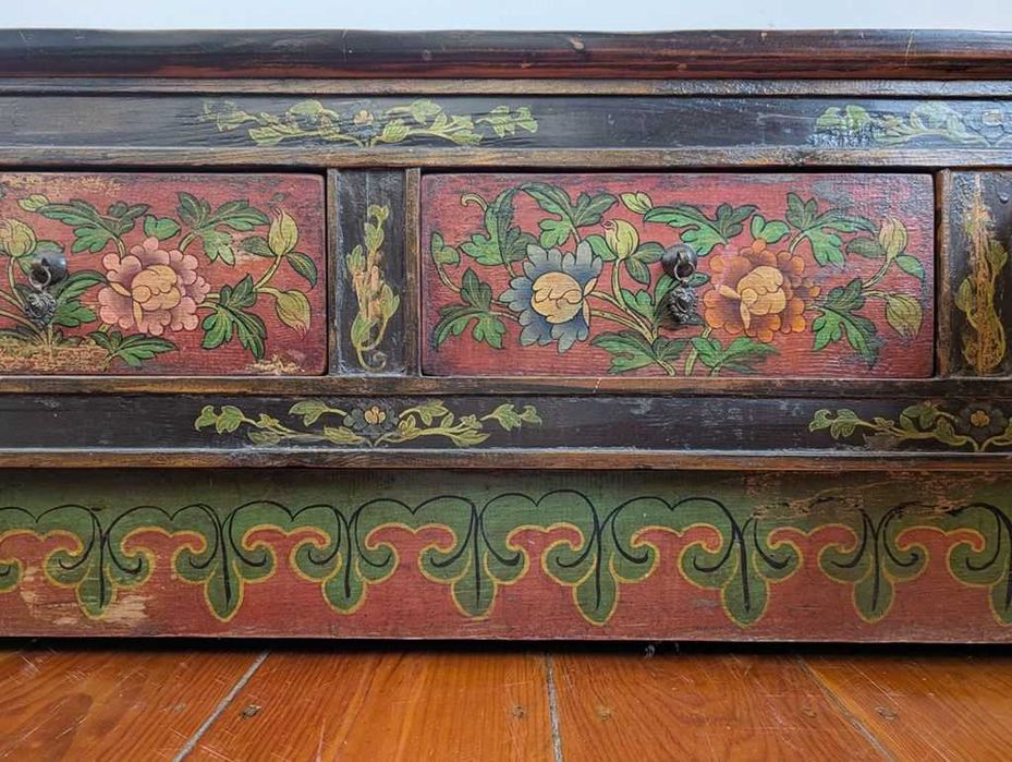 Móvel baixo com gavetas estilo tibetano