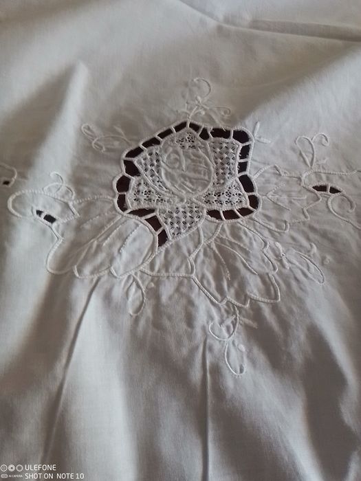 Toalha de mesa sala de jantar branca , bordada , nova.