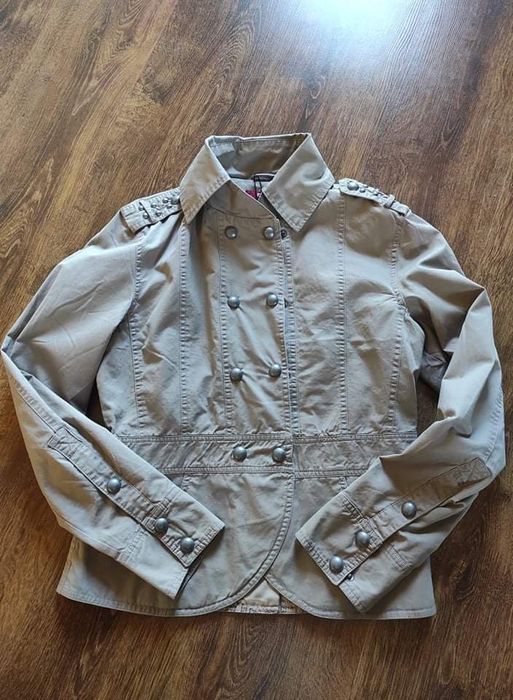 Marynarka w stylu militarnym