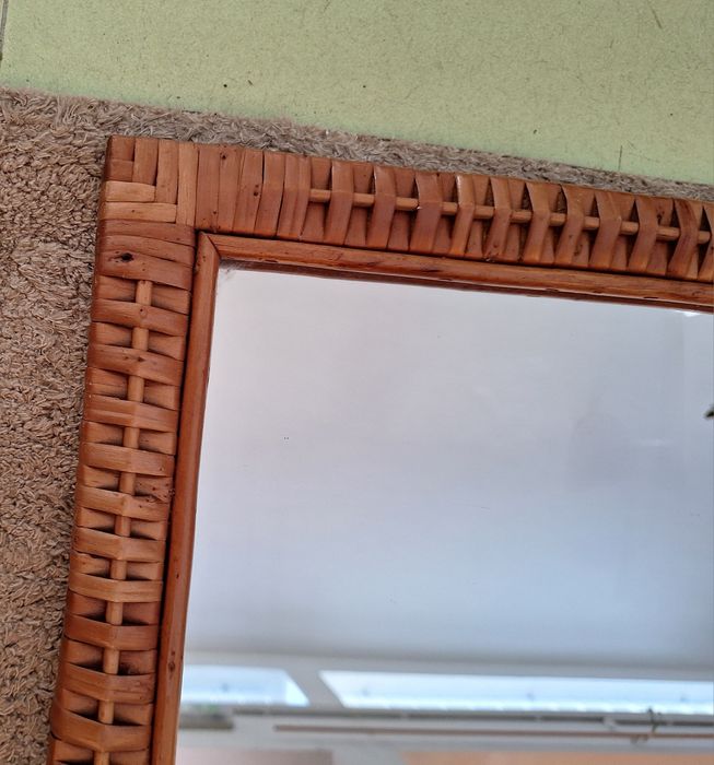 Elegante espelho de parede em verga