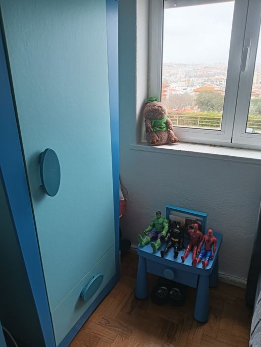 Cómoda roupeiro e mesa de cabeceira valor negociável