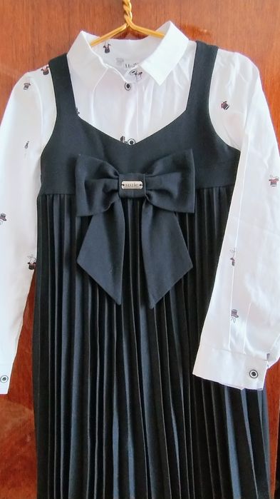 Шкільний костюм для дівчинки.