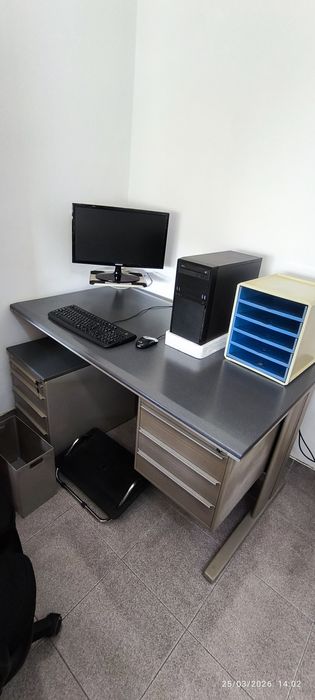 Computador+tela+secretária+cadeira+móvel de apoio446928332427765763