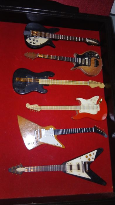 Colecao 12 guitarra baixo  minitura por 120 €