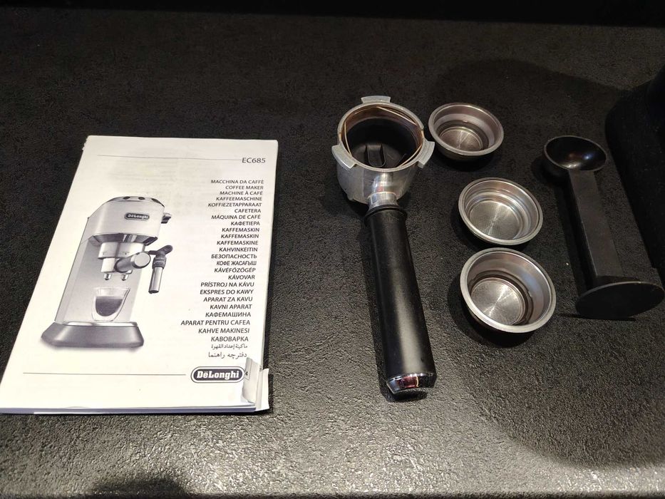 Ekspres DELONGHI Dedica Style EC685.BK