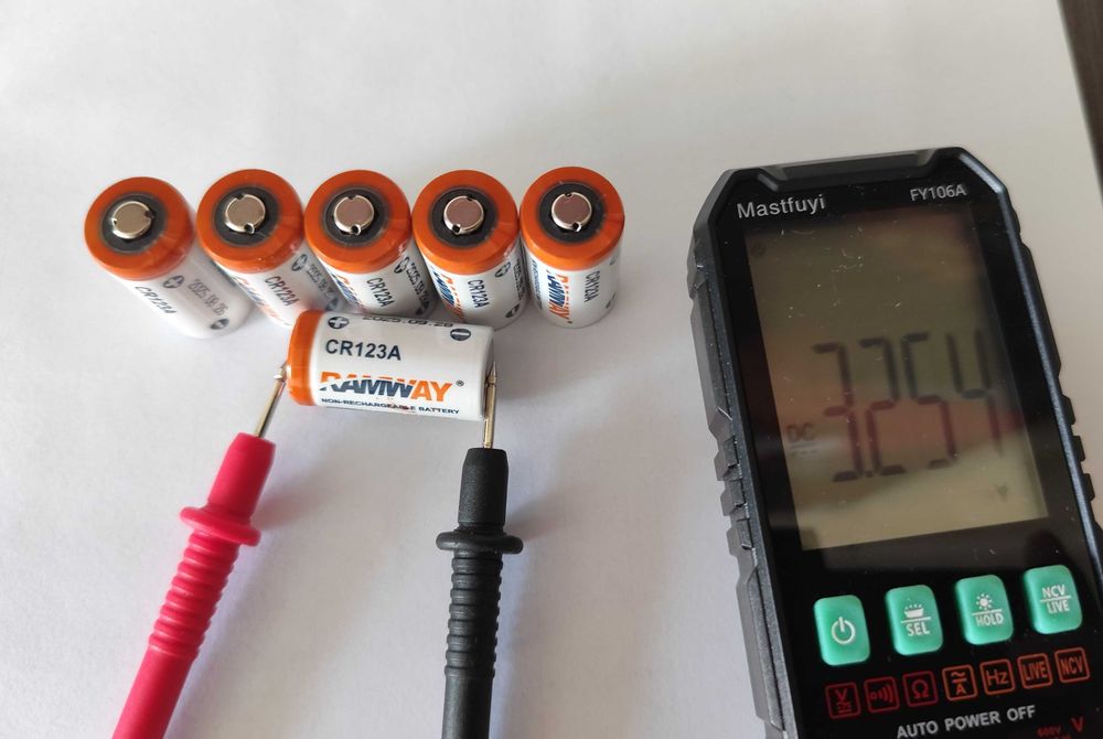 Lithium CR123A (3V, 1500mAh).