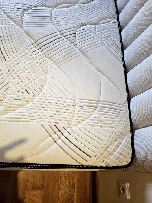 Cama de casal com arrumação