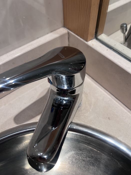 Lavatório inox e torneira Roca para casa de banho