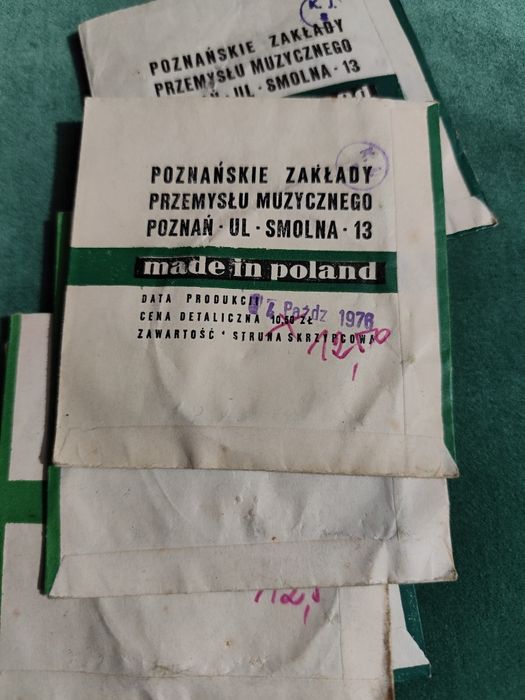 Struna D do skrzypiec chyba muzealna.