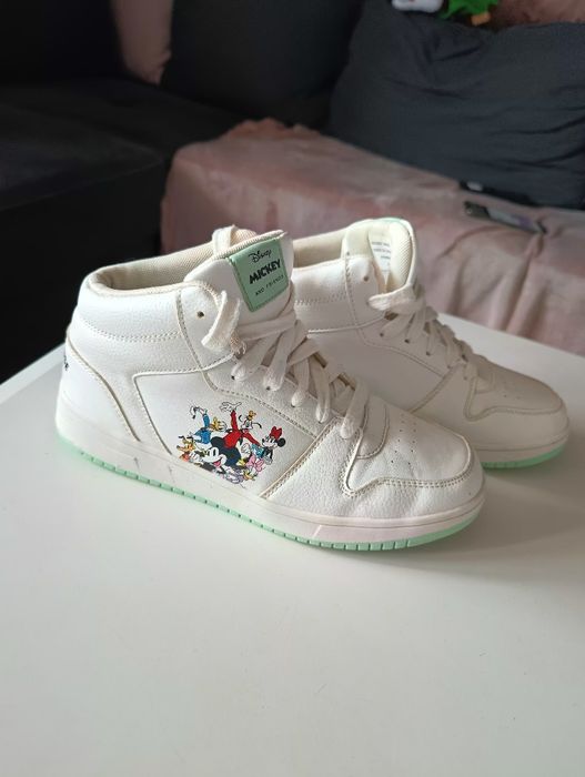 Białe buty Disney