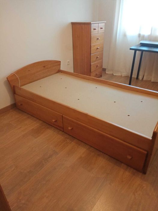 Mobilia (cama + Armários) em Pinho maciço