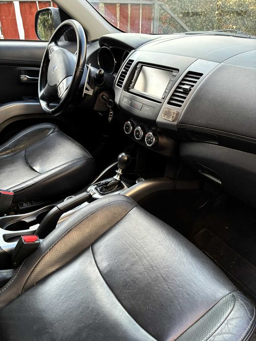 Samochód Peugeot 4007, rok produkcji 2010, automat, 4x4, hak, 7 osobowy
