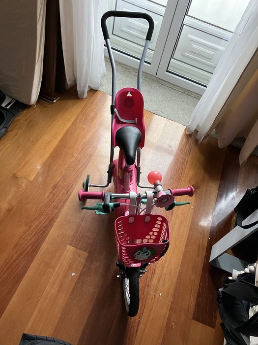 Bicicleta crianca rosa de aprendizagem