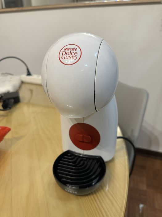 Maquina de cafe com 4 caixas de cafe