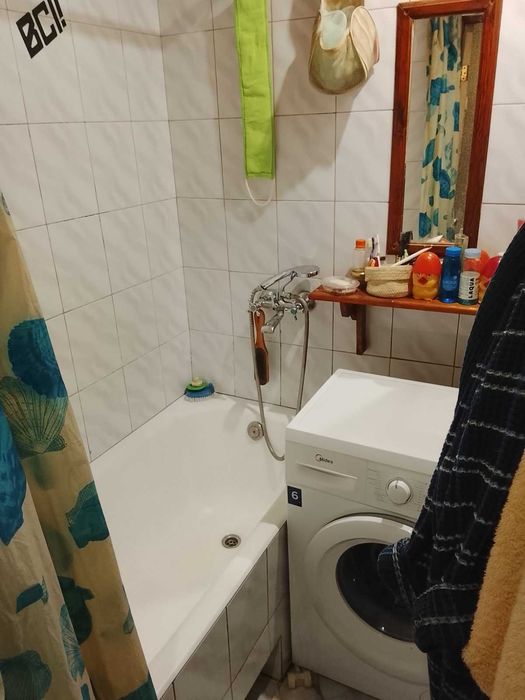 Продам 2 кімнатну( роздільні ходи)   Курбаса 9 45\26\7 пов 9\9п