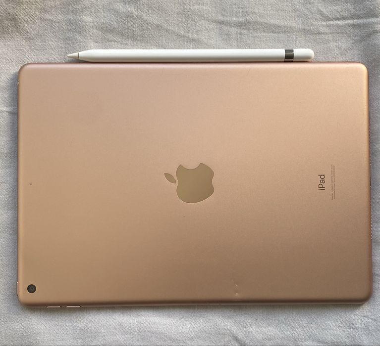 iPad 8. generacji w kolorze złotym i apple pencil