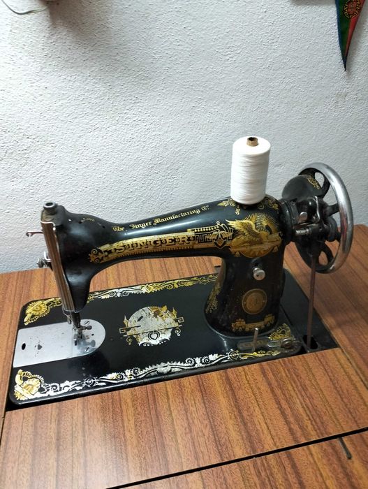 Máquina de costura Singer antiga em muito bom estado