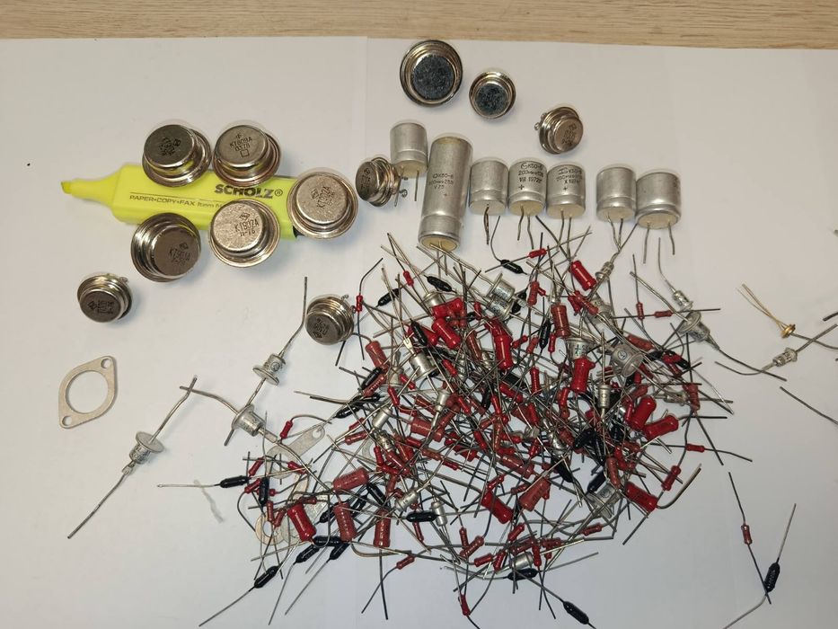 Радиодетали времён СССР транзисторы и конденсаторы