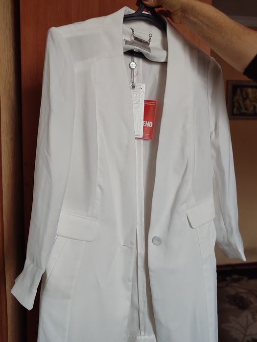 Жіноча біла накідка