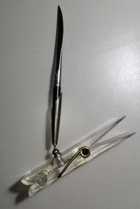 Mola para papeis c/suporte caneta