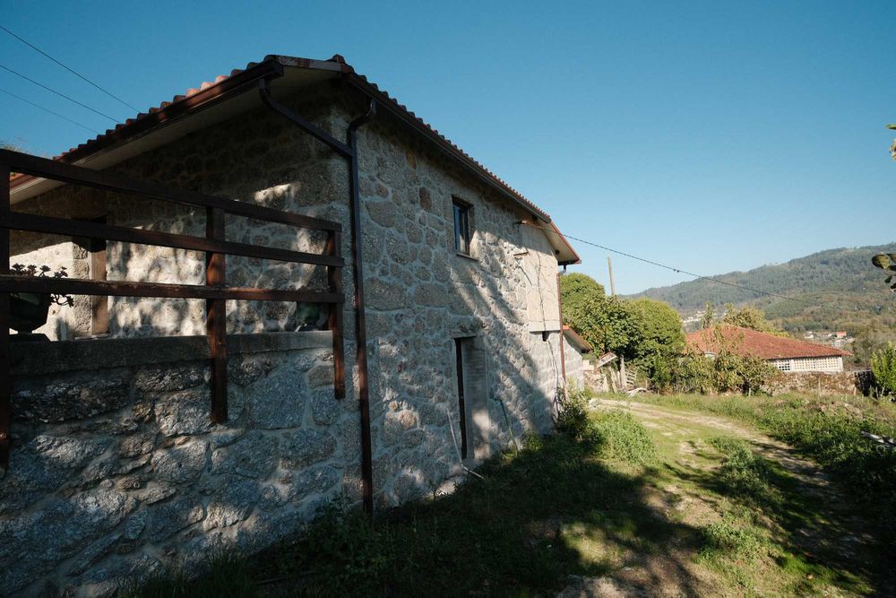 Casa em pedra c/ 5.000 m² de terreno, vinhas e lago | Minho