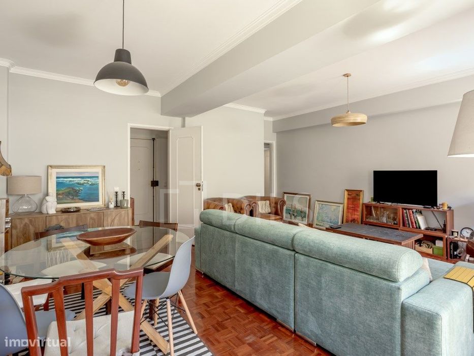 Apartamento T2 com varanda e elevador, em Oeiras.