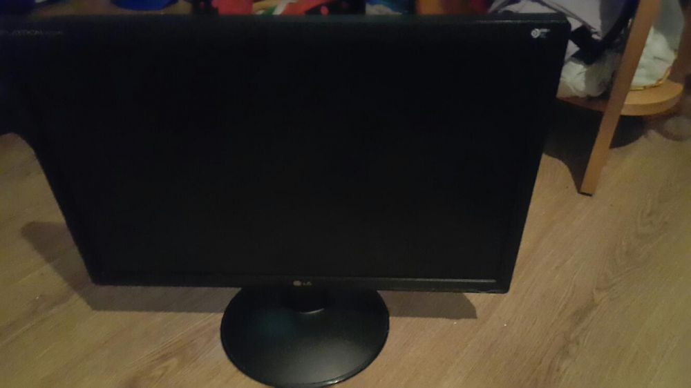 Monitor komputerowy/komputer /// LG Flatron z klawiaturami  komputerem