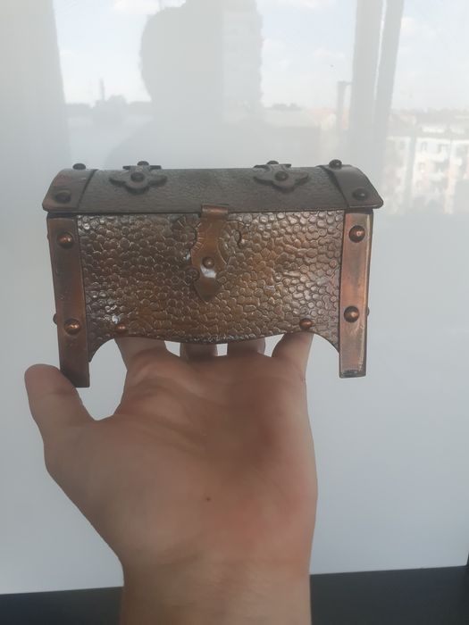 Dekoracyjne metalowe pudełko szkatułka