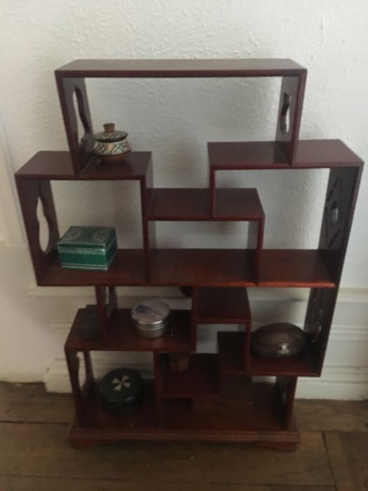Estante chinesa pequena