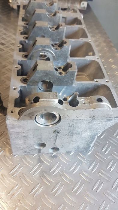 głowica vw tuareg 2.5 tdi tuareg, t5, nowe tuleje