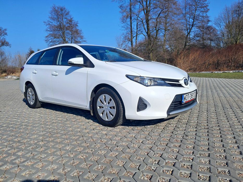 Toyota Auris D-4D kombi 2013r salon Polska
