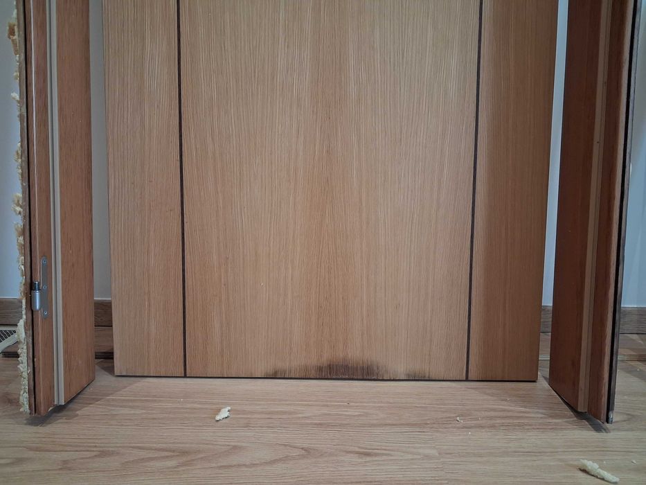 Portas de interior em madeira com aros, dobradiças e fechadura