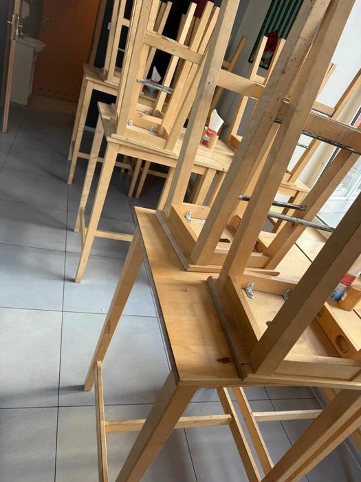 Stoły i krzesła drewniane do baru restauracji knajpy salonu