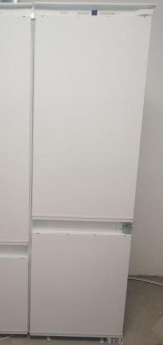 Встраиваемый холодильник Miele KDN 37132