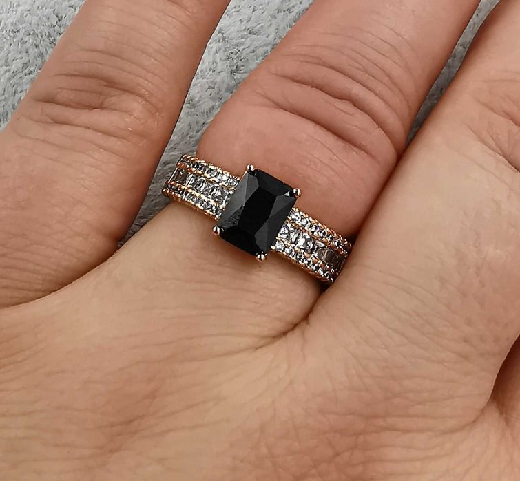 Pierścionek pozłacany średnica 16 mm czarny "brylant"