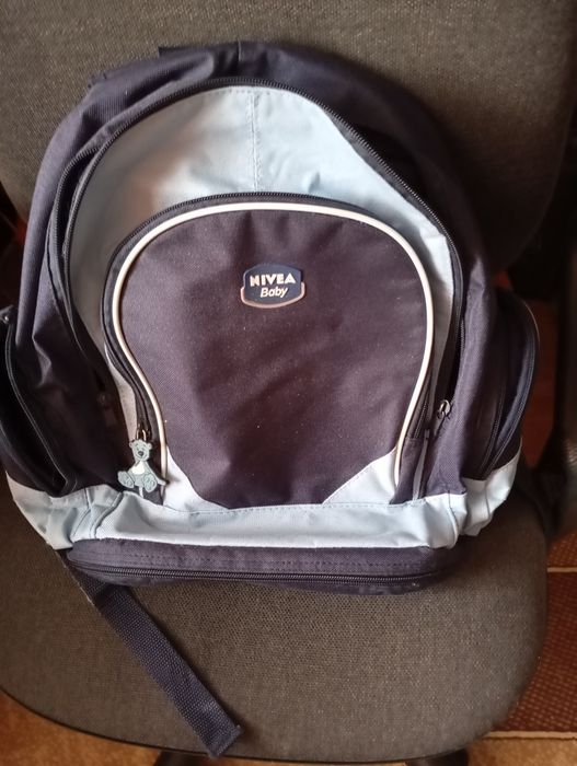 Продам рюкзак темно синього кольору.