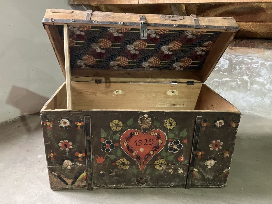 Сундук антикварный.