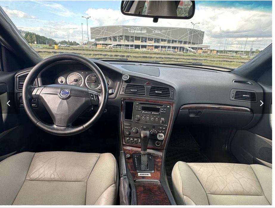 Автомобіль Volvo V70