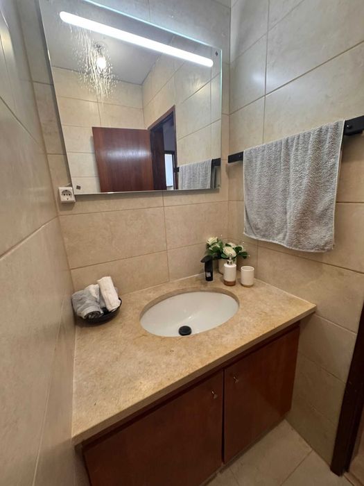 Arrenda-se T2 Remodelado e Mobilado – Despesas Incluídas