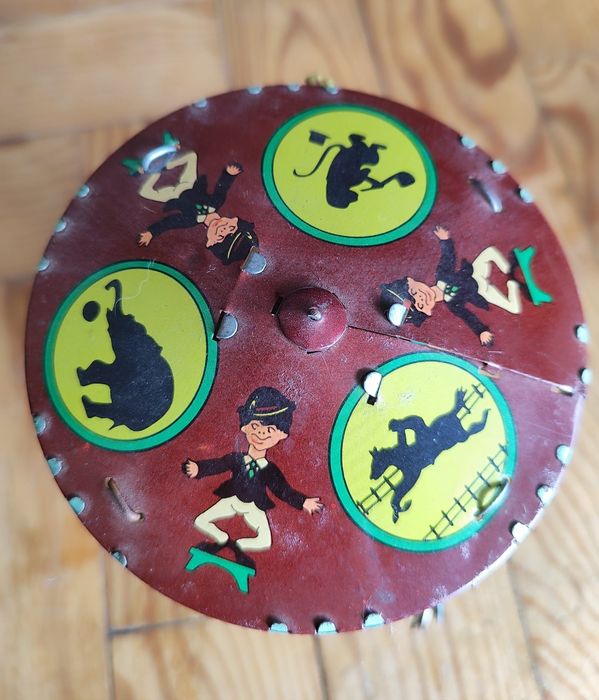 Carrocel antigo de lata