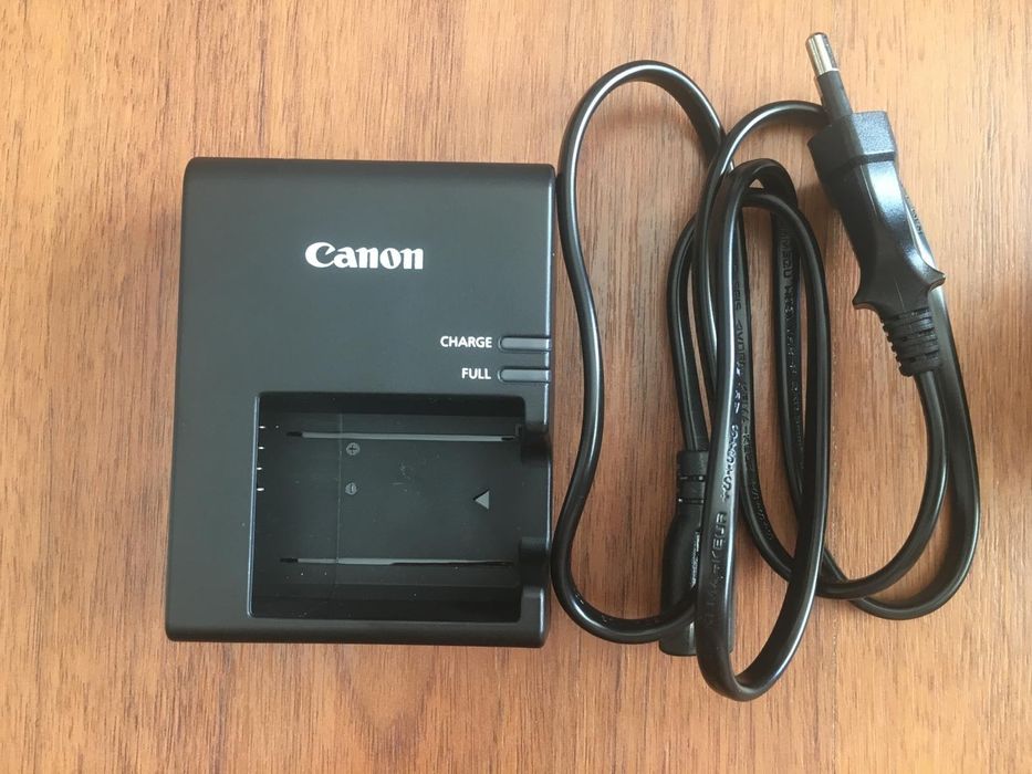 Kit Máquina Fotográfica CANON EOS 2000D