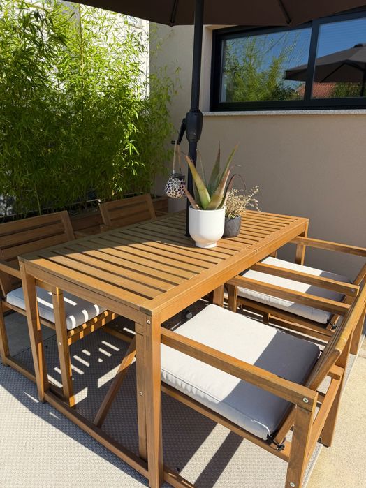 Conjunto mesa e cadeiras exterior e guarda sol