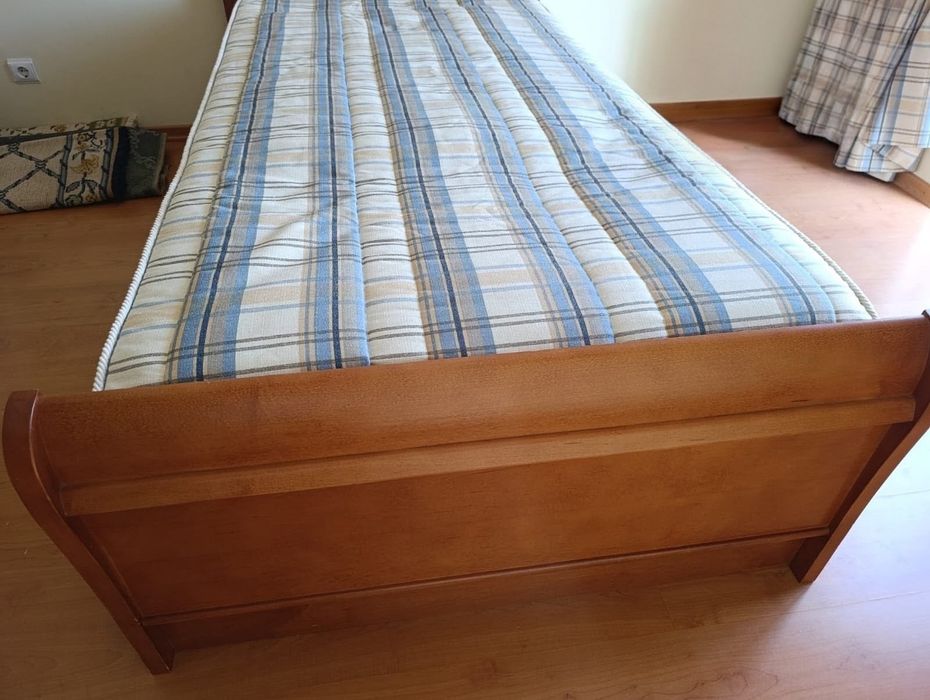Cama de Cerejeira com colchão e estrado de solteiro