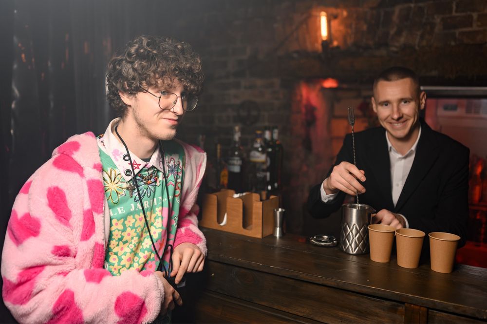 Замовити Професійного Бармена. Київ.Піраміда із Шампанского