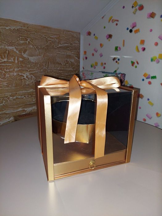 Коробки подарочные для цветов и декора золотого цвета